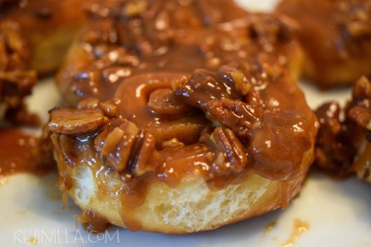 Roles de canela con caramelo